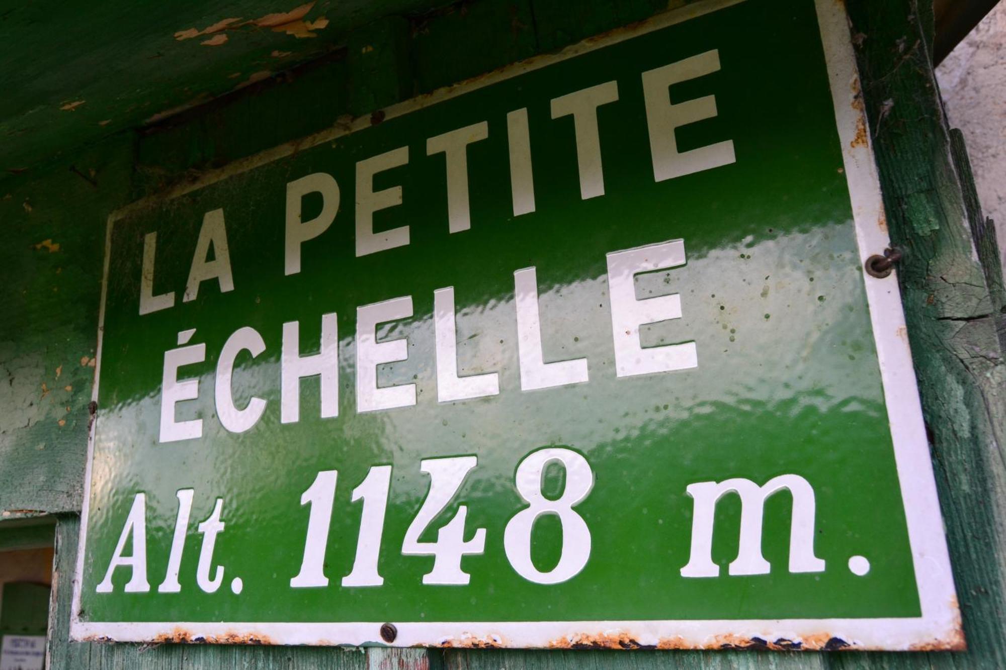 Готель La Petite Echelle Rochejean Екстер'єр фото